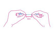 人差し指と親指でフロスをつまみます
