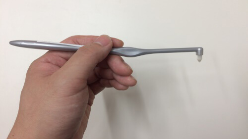 仕上げ磨き用の歯ブラシを使用する